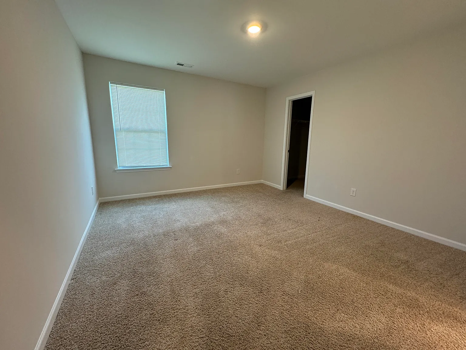 4 bed, 2.5 bath, 2692 sqft, $2,350 — Photo 4