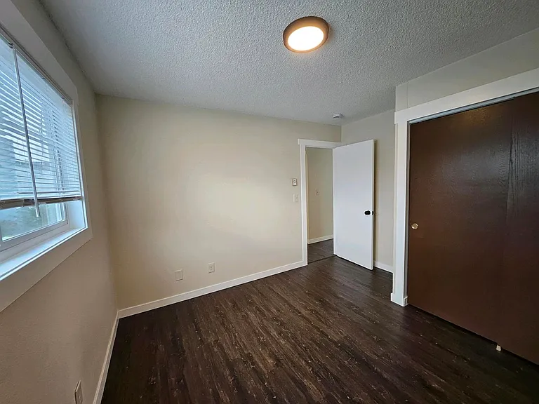 Sunset Apartments — Photo 16