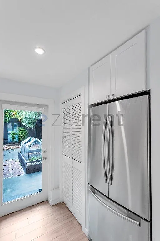 2 bed, 800 sqft, $5,950 — Photo 4