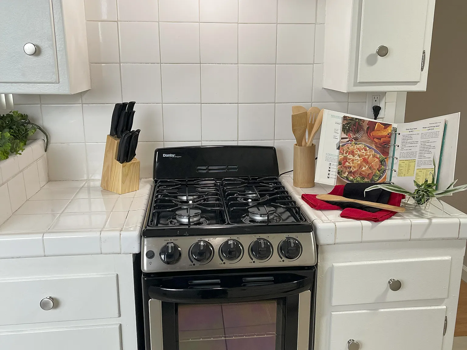 2 bed, 900 sqft, $2,200 — Photo 2