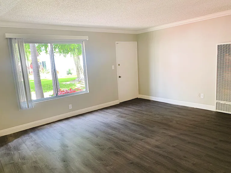 Vio Cerritos — Photo 47