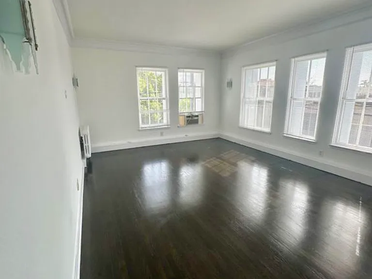 100 N Sycamore Ave #42 — Photo 3