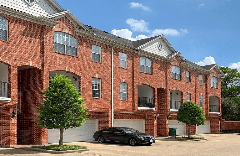 2210 Augusta Dr — Photo 3