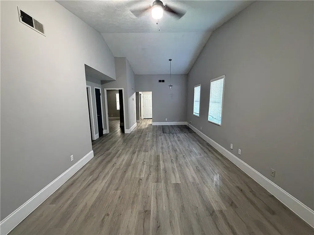 2 bed, 1.0 bath, 1928 sqft, $1,400 — Photo 2