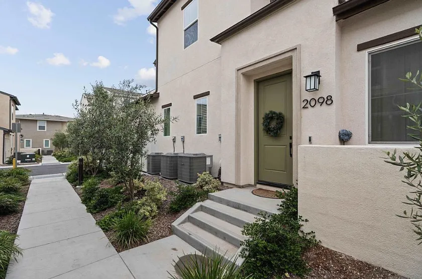 4 bed, 1758 sqft, $4,495 — Photo 2