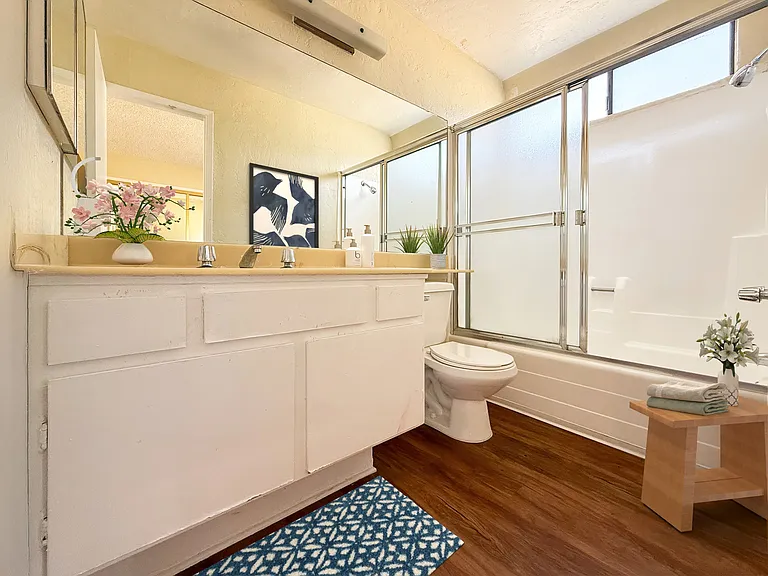 Villa Tarzana Apartment Homes — Photo 21