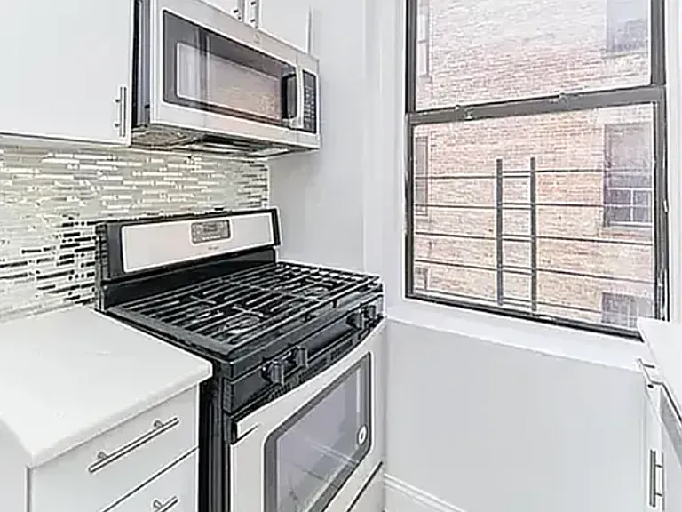 13 Cumming St #5G — Photo 6