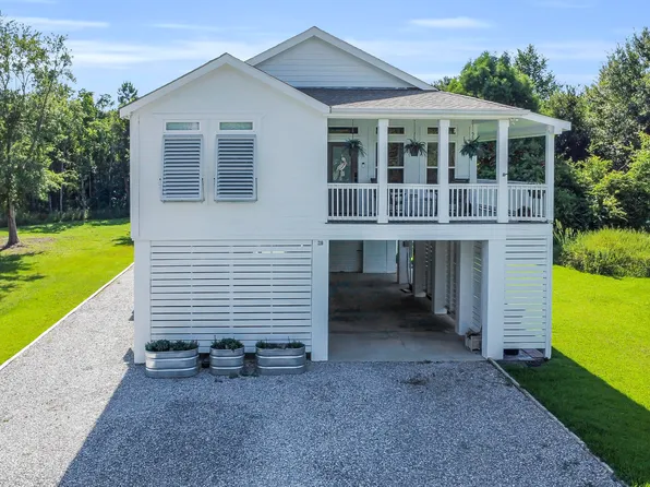 210 Market St, Waveland, MS 39576