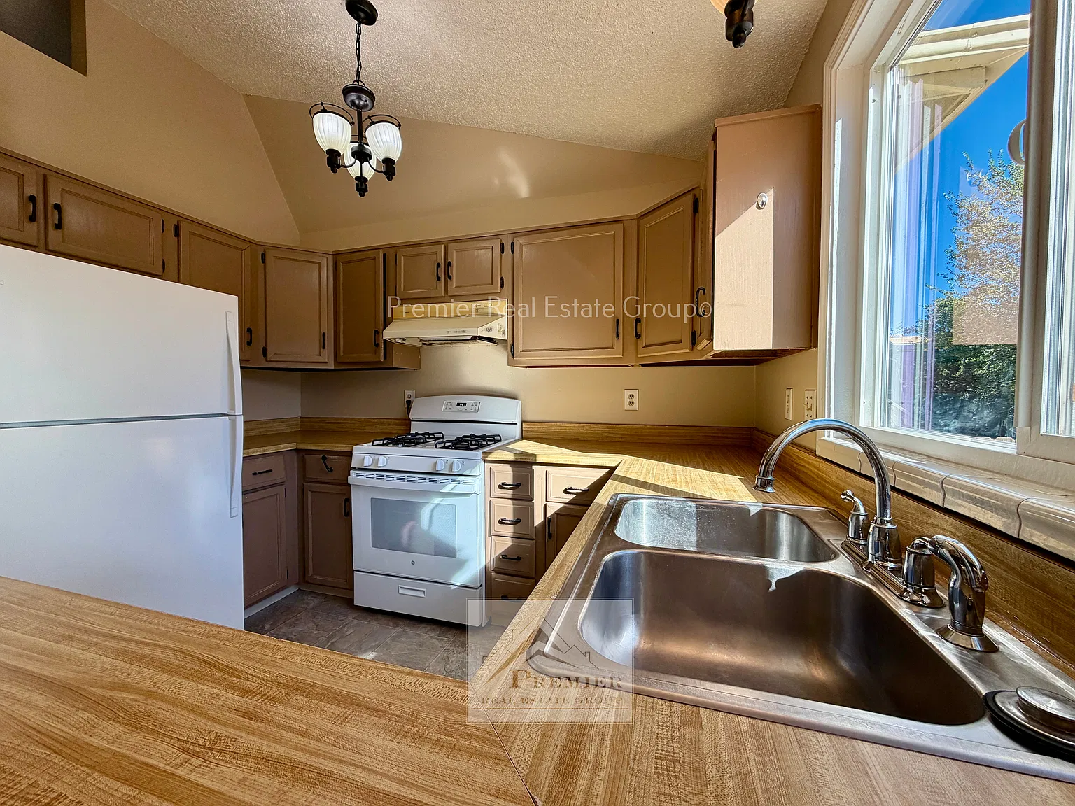 3 bed, 1.5 bath, 1210 sqft, $1,980 — Photo 4