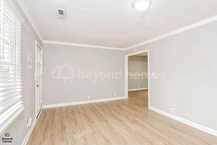 935 James Ave — Photo 2