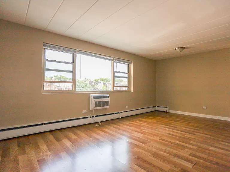 7300 N Ridge Blvd #302 — Photo 1
