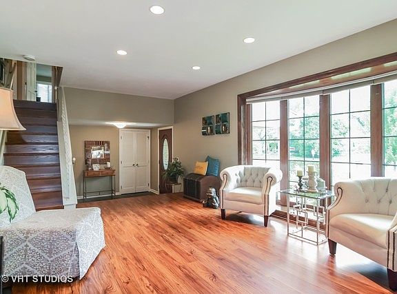 3rd image of 865 N Crestview Dr