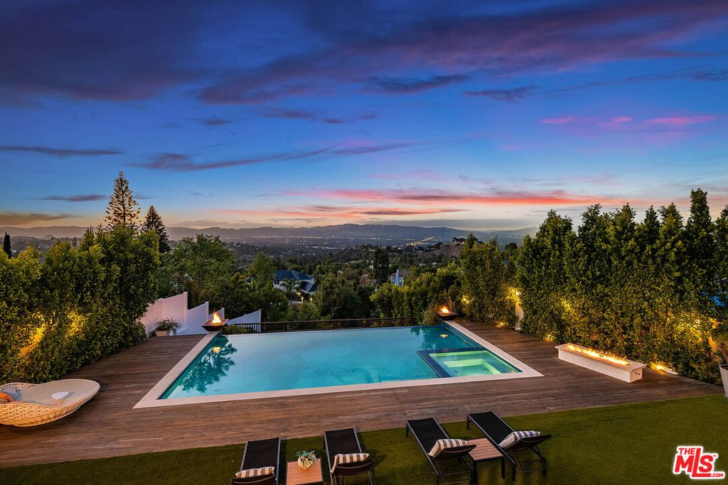 3915 Vista Linda Dr, Encino, CA 91316
