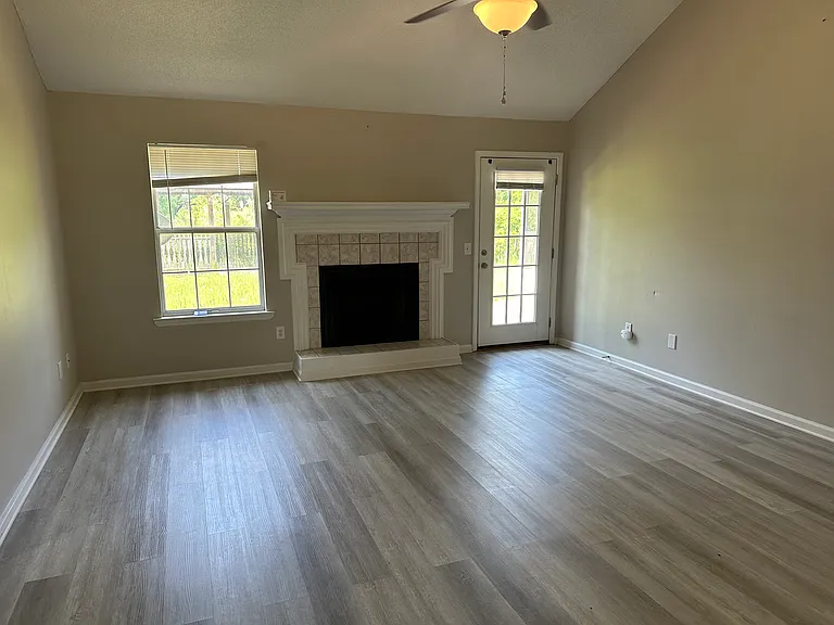 917 Summer Dr — Photo 3