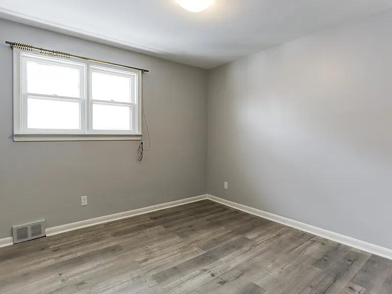 427 Woodcrest Ave #MAIN FLOOR — Photo 9