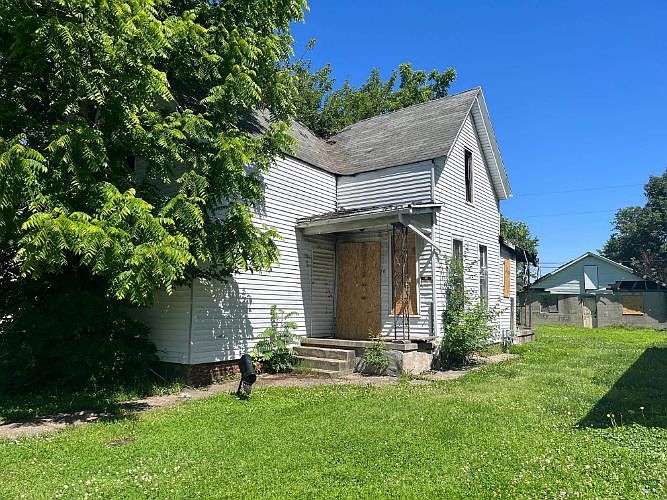 1st image of 210 E Louisiana St
