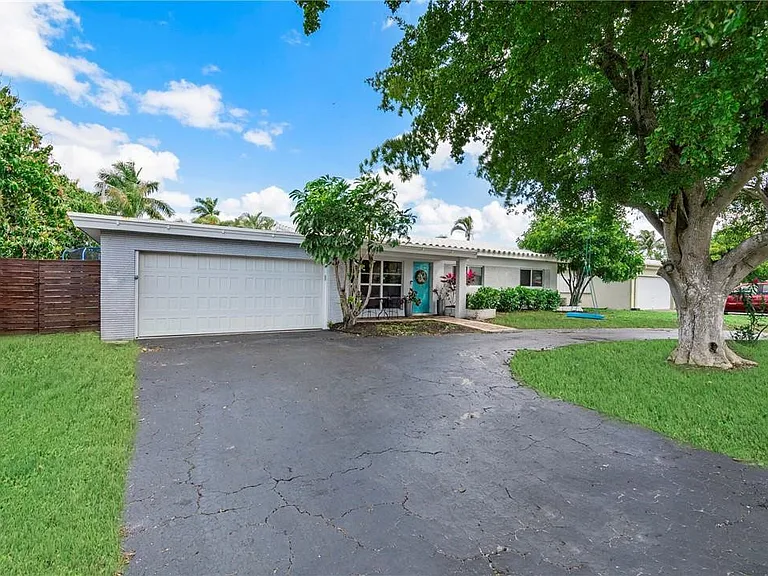 1949 Windward Dr — Photo 2