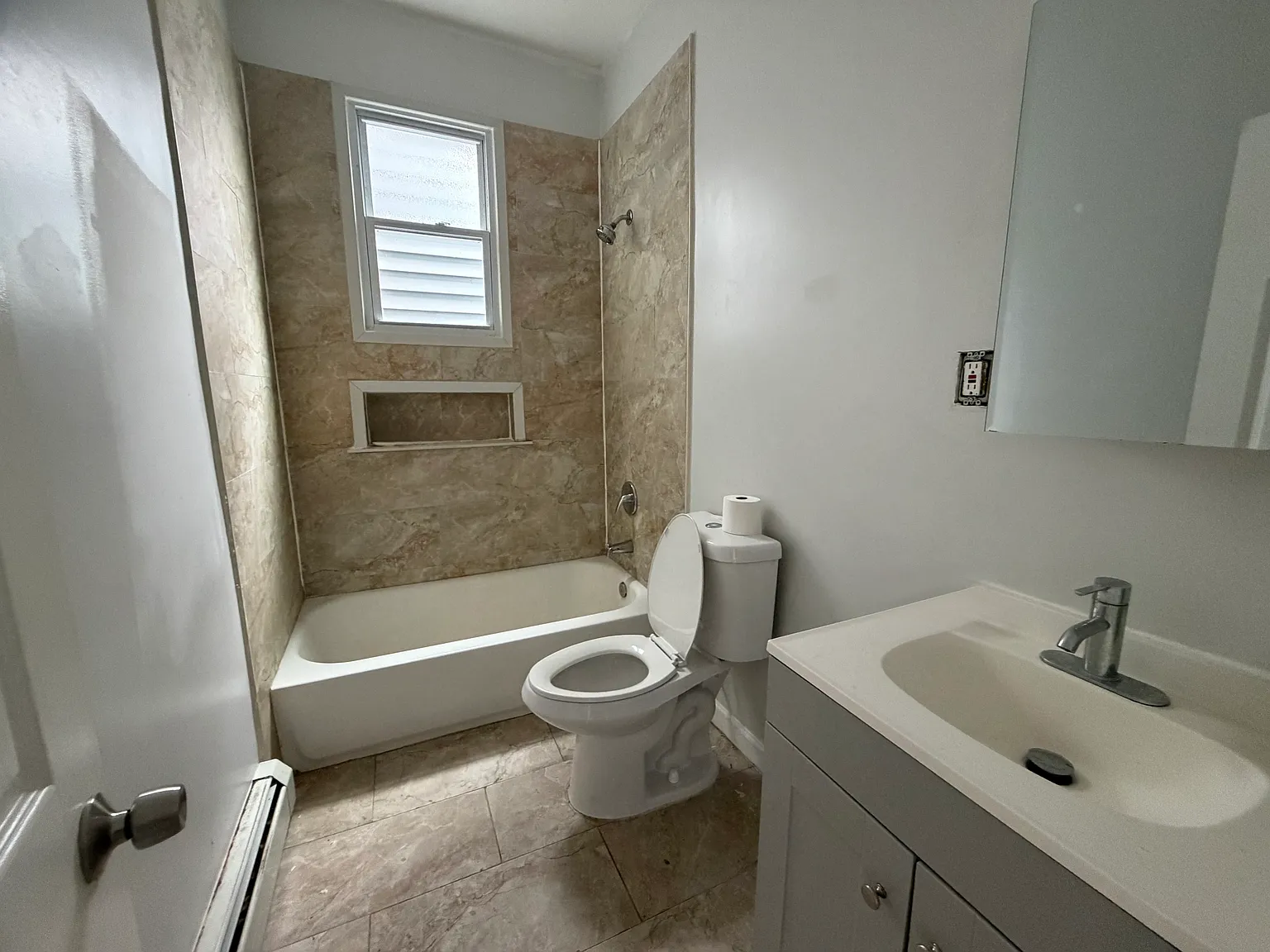 4 bed, 950 sqft, $2,300 — Photo 1