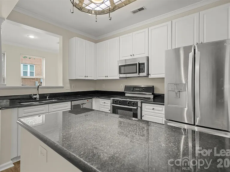 567 E 9th St — Photo 14