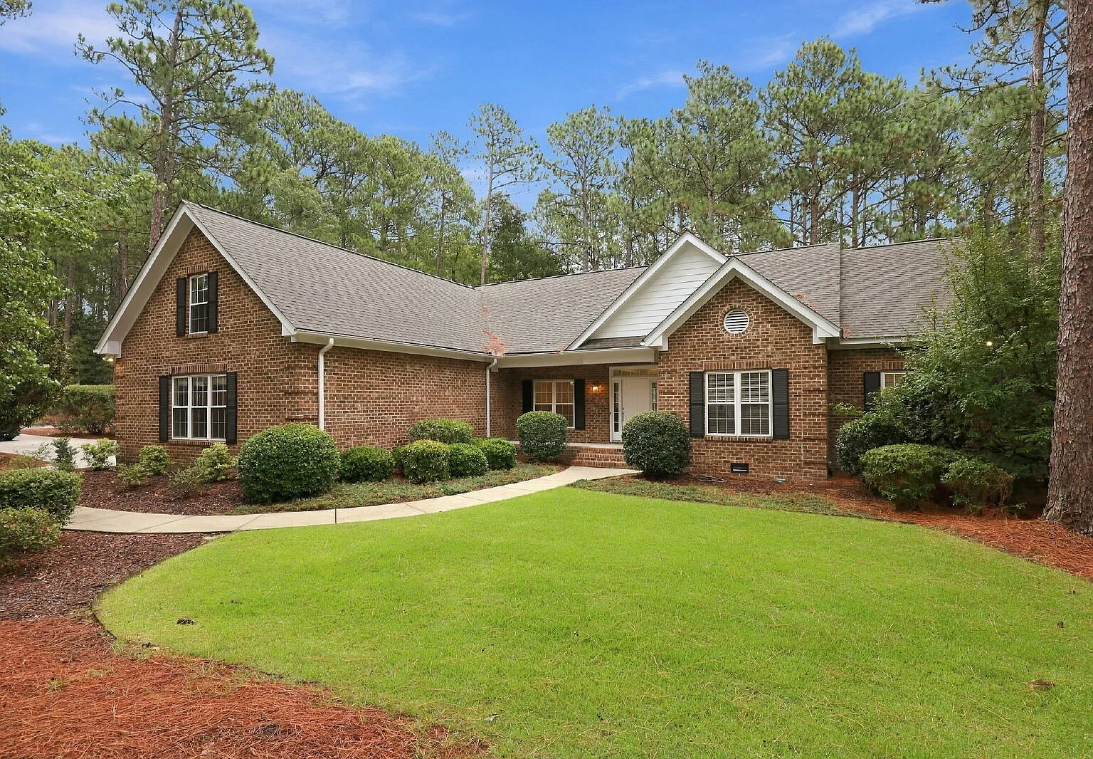 4 bed, 4.0 bath, 2734 sqft, $2,800 — Photo 2