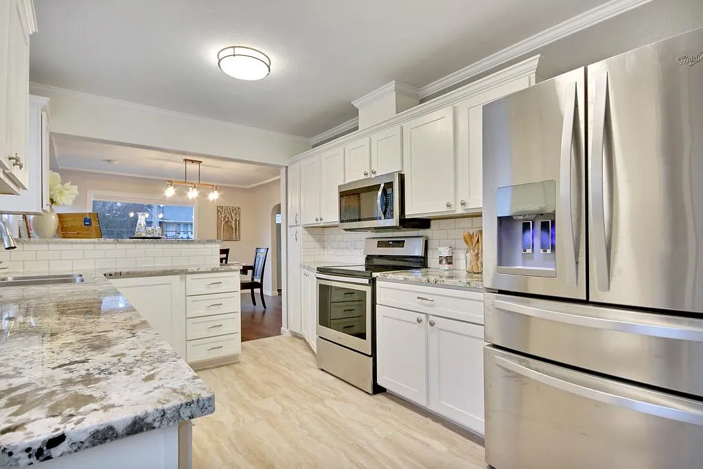 1518 N Proctor St — Photo 2