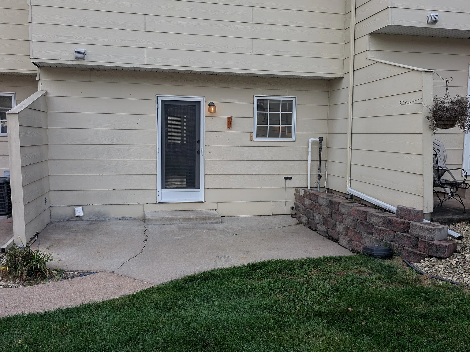 2 bed, 1.5 bath, $1,275 — Photo 2