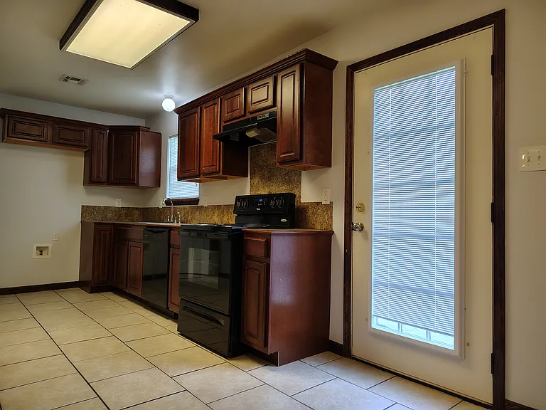 2518 Pineridge St — Photo 8