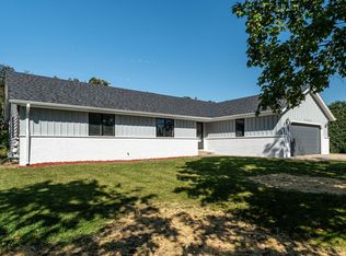 3260 E Carollton Dr, Oak Creek, WI 53154