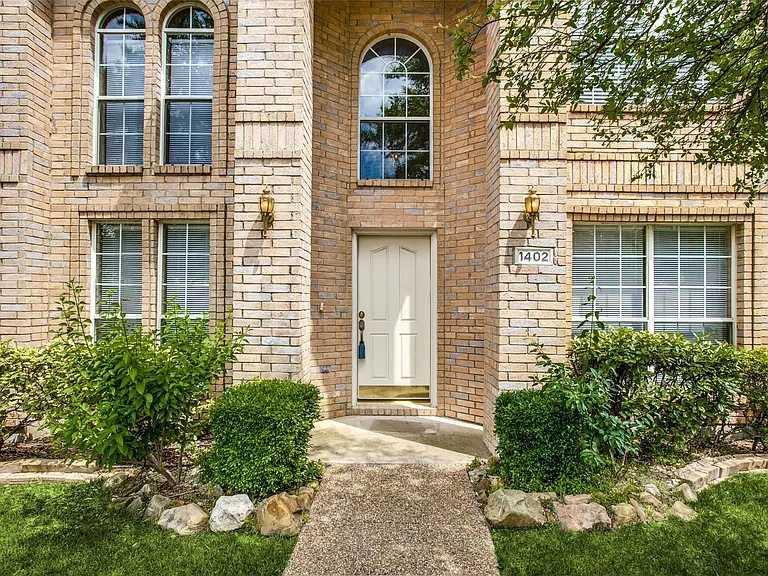 1402 Sunshine Dr — Photo 3