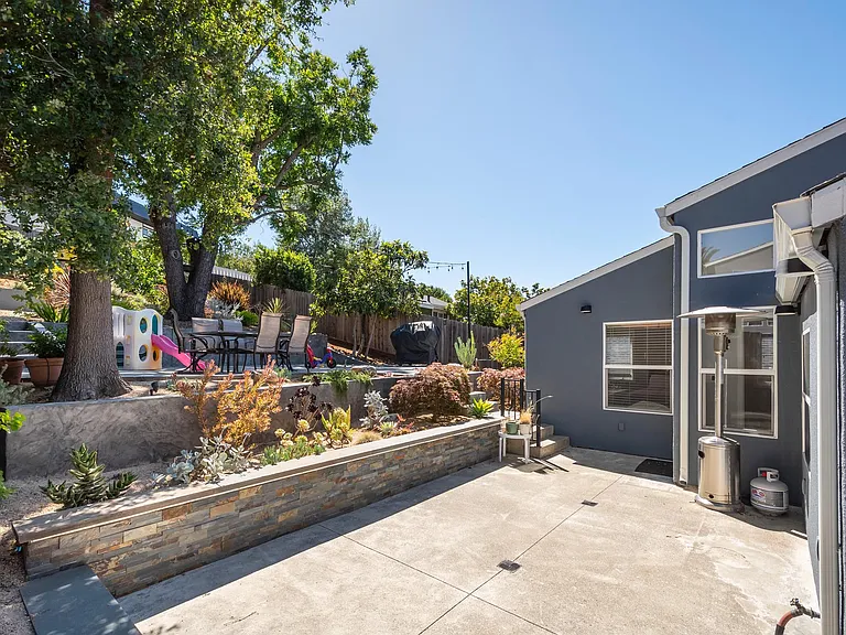 2667 San Carlos Ave — Photo 17