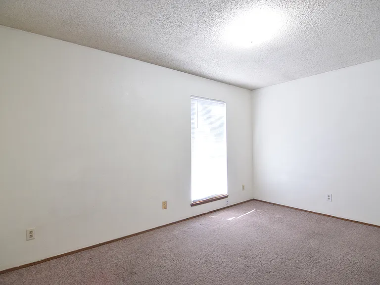 1626 Kelly Dr — Photo 9