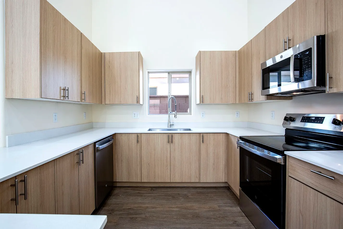3 bed, 1453 sqft, $2,400 — Photo 4