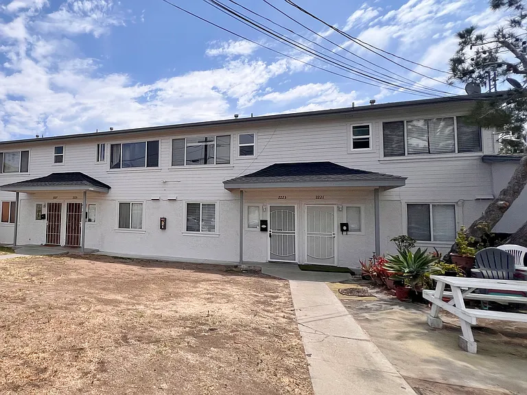 2223 Dunlop St — Photo 20