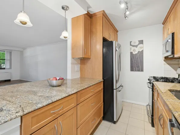 9 Hawthorne Pl APT 2J, Boston, MA 02114