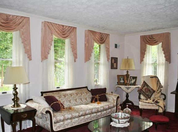 Receive friends and family
						:
						Enjoy a quiet living space for coffee or tea after dinner.