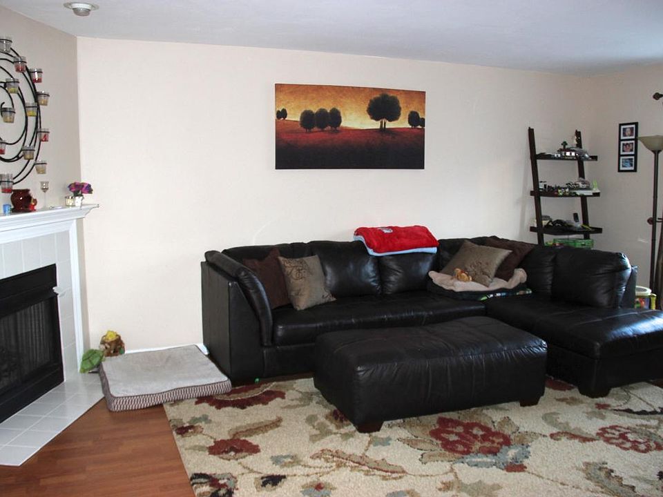 Large Living Room w/fireplace and hardwoods