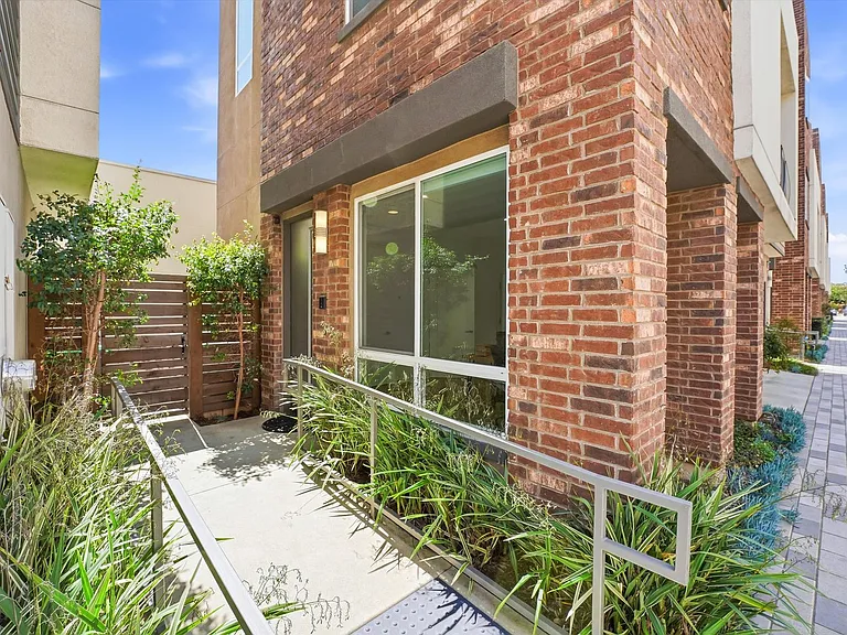 809 Brickyard Ln — Photo 3