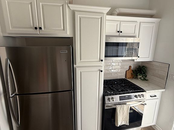 2nd image of 3014-16 E Palm St #2
