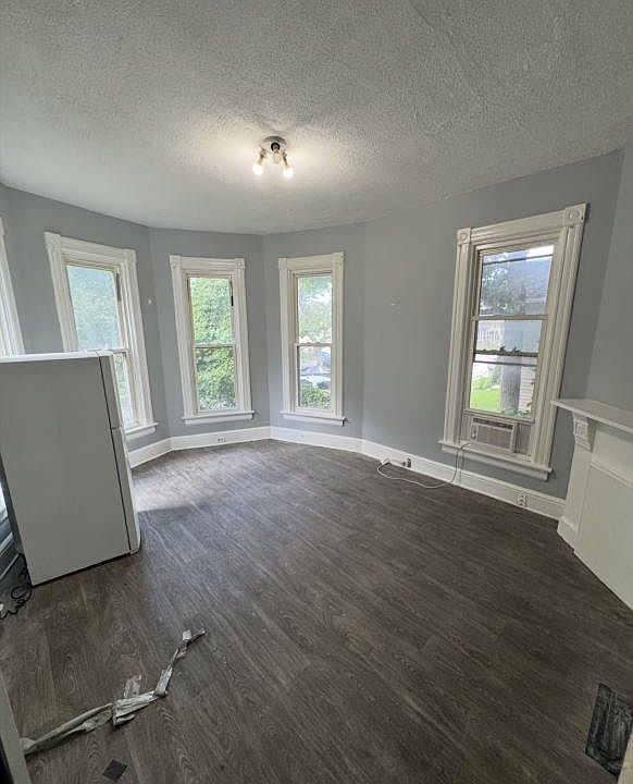 1st image of 4606 Ward St Room 2