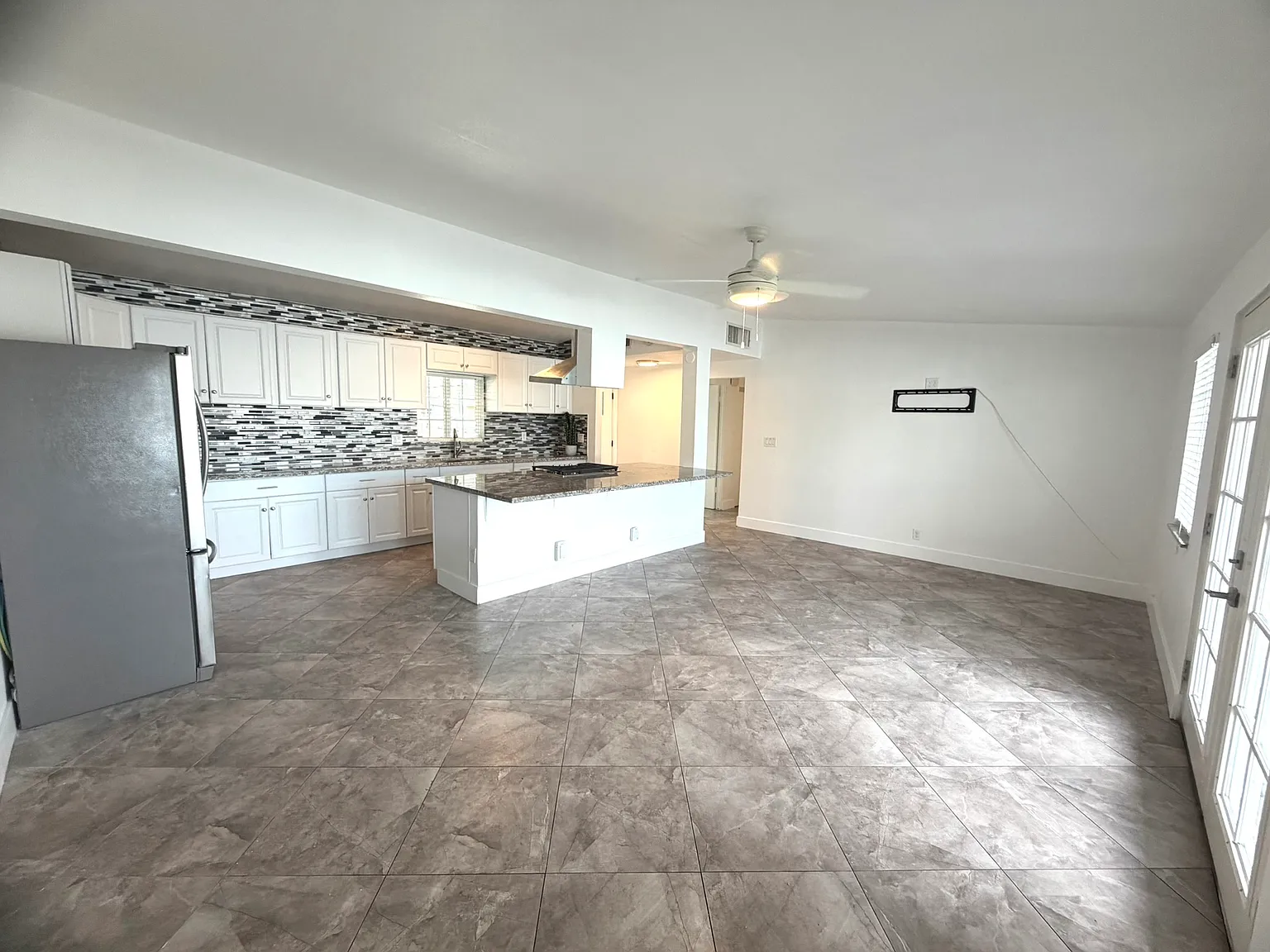 3 bed, 1180 sqft, $2,350 — Photo 4