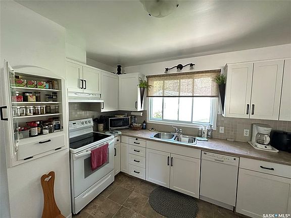 3rd image of 302 3rd Ave E