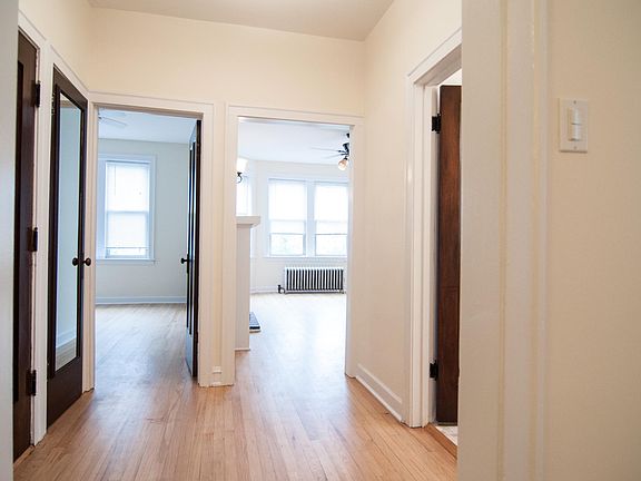 5th image of 2919 N Whipple St #2