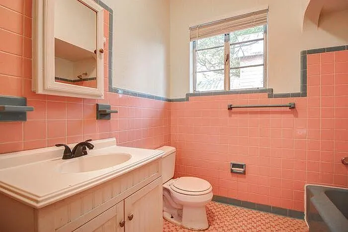 Art Deco Bathroom With Bathtub.