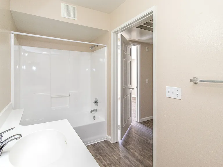 Sunny Creek Apartments — Photo 11