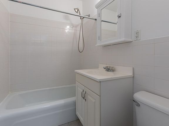 5th image of 16 Yarmouth St APT 2