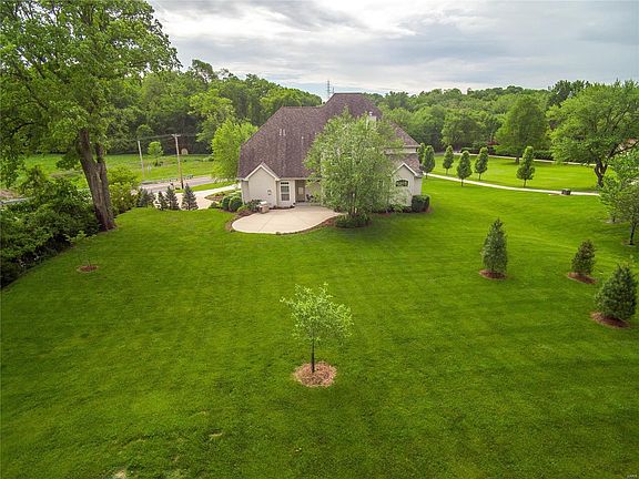 Country Living in Sunset Hills!