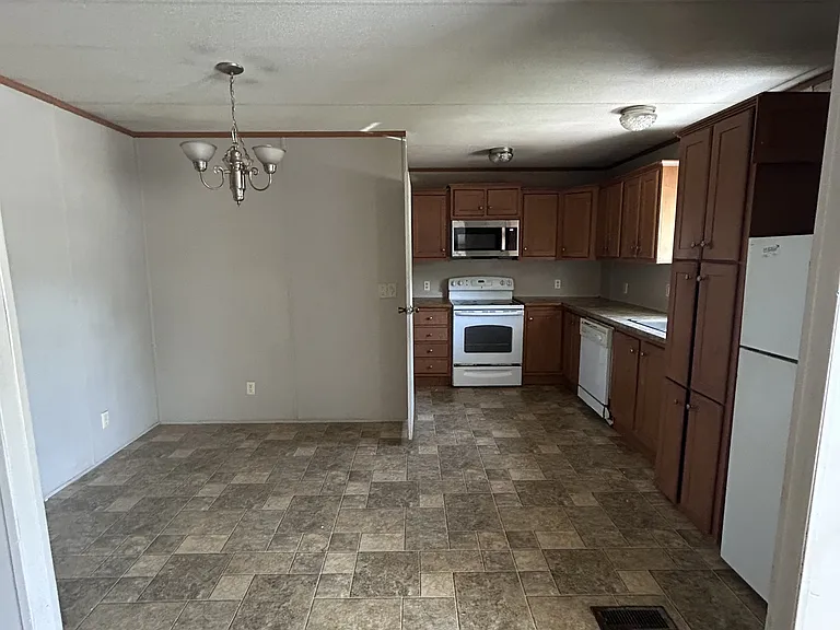 105 Zackary St — Photo 3