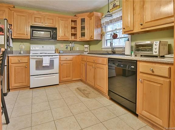 4th image of 817 Anne Ave W
