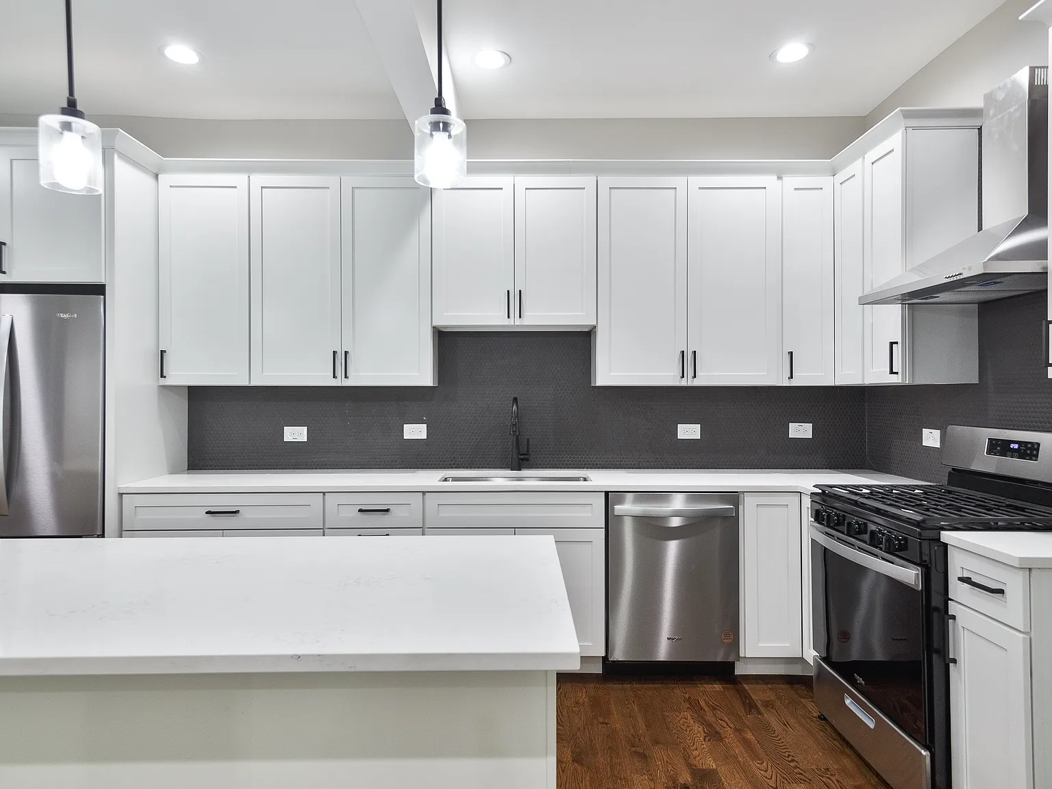 4 bed, 3056 sqft, $3,300 — Photo 2