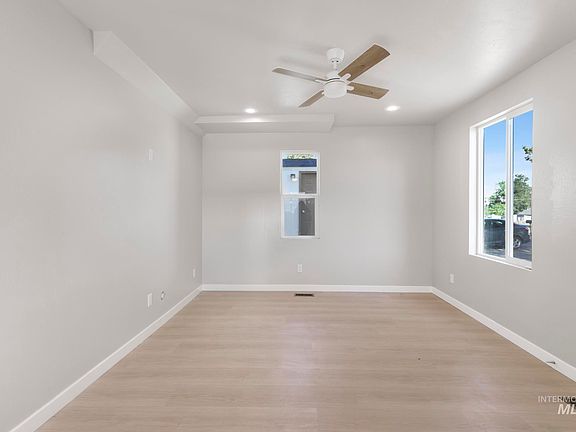 4th image of 513 W Avenue B